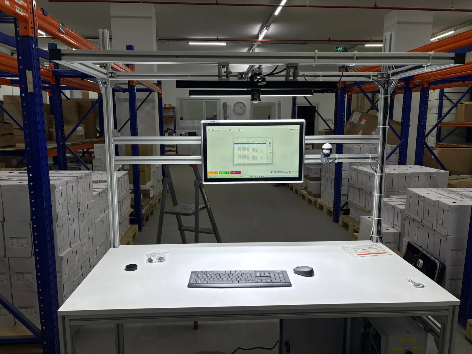 Darvis Pro toplu barkod okuma iş istasyonu depo ortamında, geniş gantry ve dokunmatik panel PC ile