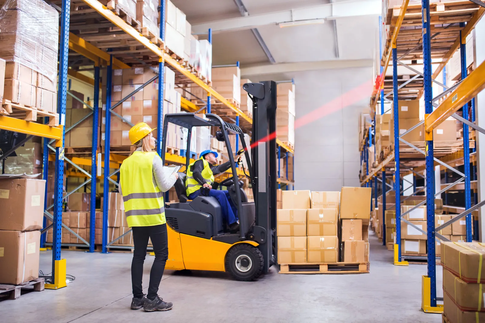 Depo koridorunda forklift üzerinden uzak mesafeden raf etiketi okuma